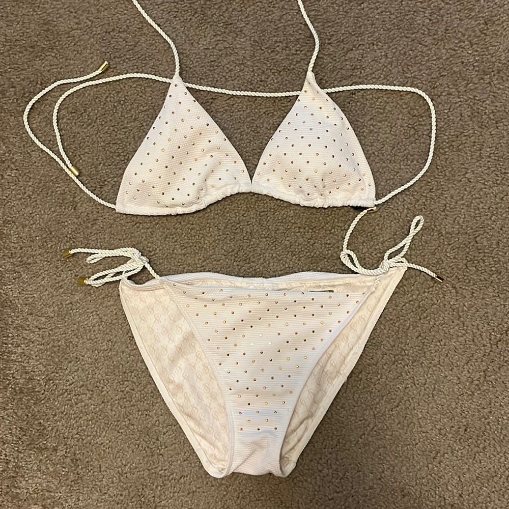 VS tie-bikini